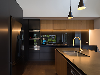 THUMB-neo-design-custom-kitchen-dark-oak-black-benchtop-2